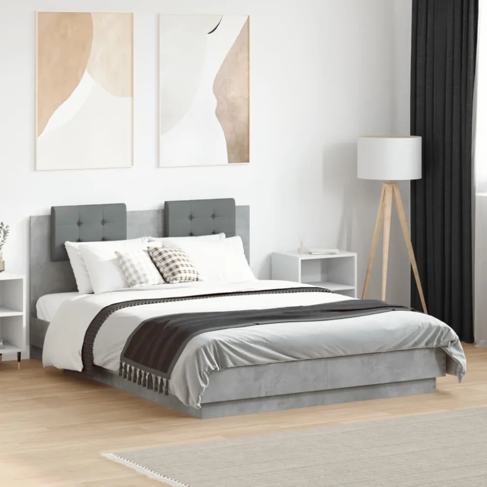 Bedframe met hoofdbord en LED-verlichting betongrijs 135x190 cm