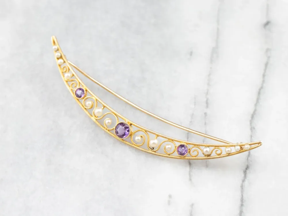 Amethyst and Pearl Crescent Moon Brooch met elastische band en linten