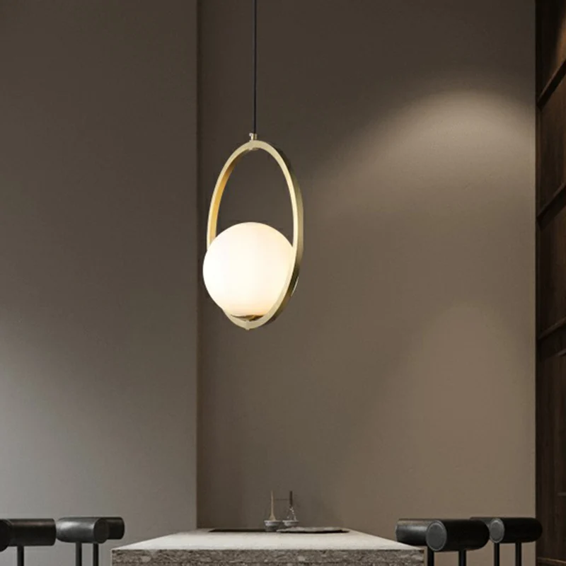 Bal ondoorzichtige glazen plafondophanglamp Eenvoud Enkele messing druppelhanger met metalen ring