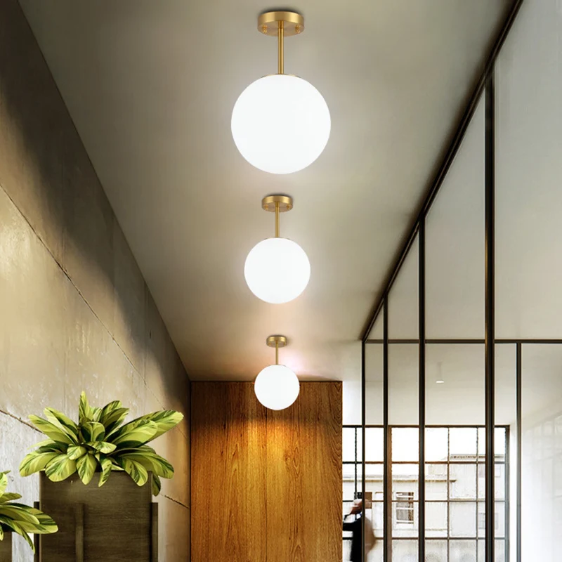 Bolvormige hal semi-inbouwlamp wit glas 1 kop eenvoudige stijl plafondlamp messing