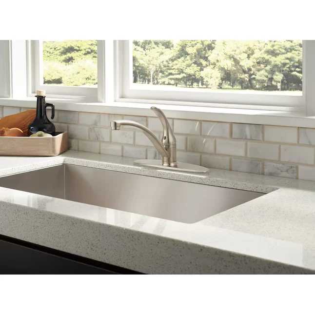 Delta Foundations Roestvrij staal Single Handle Deck-mount Kitchen Faucet