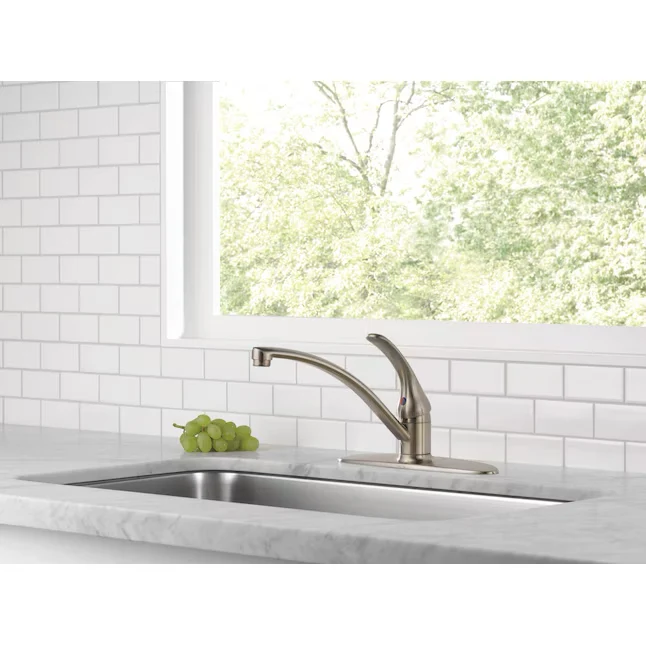 Delta Foundations Roestvrij staal Single Handle Deck-mount Kitchen Faucet
