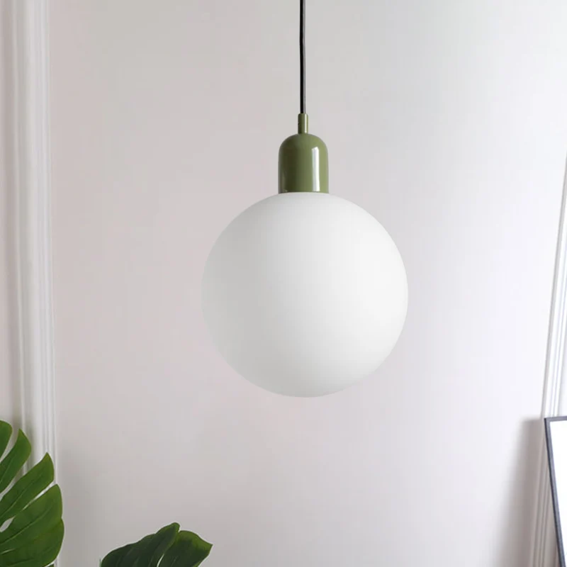 Eenvoudige bolvormige hangende plafondlamp van opaalglas met 1 lichtpunt en rood/wit/groene kap