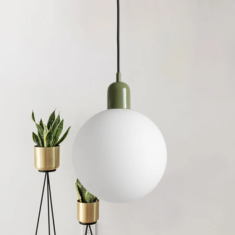 Eenvoudige bolvormige hangende plafondlamp van opaalglas met 1 lichtpunt en rood/wit/groene kap