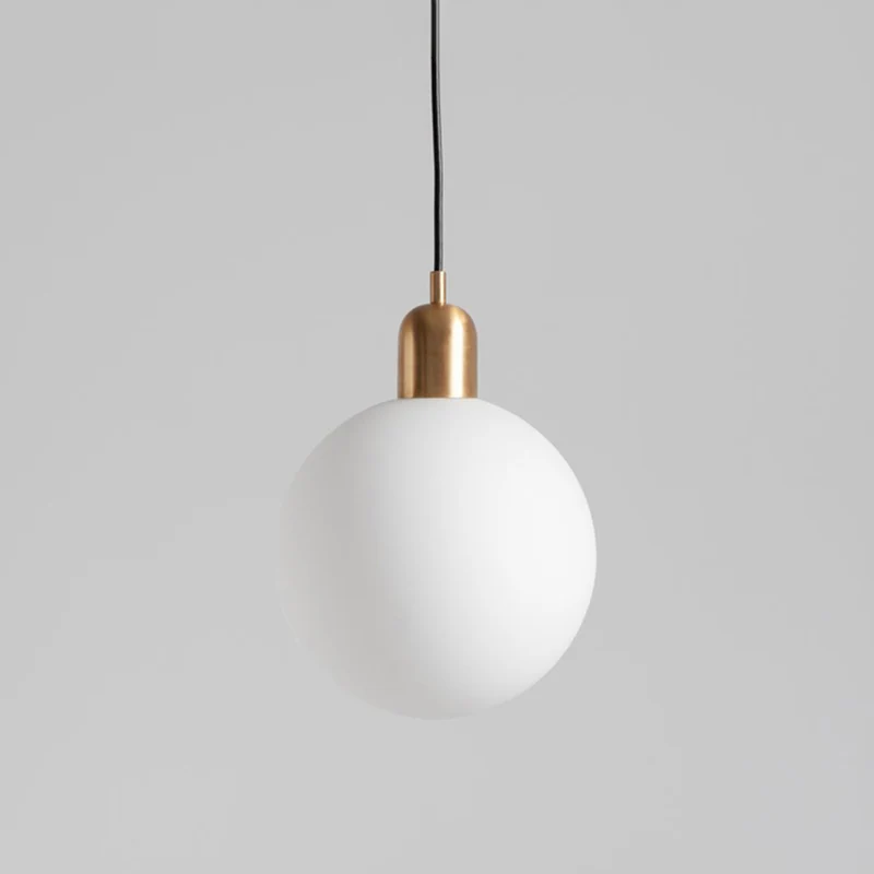 Eenvoudige bolvormige hangende plafondlamp van opaalglas met 1 lichtpunt en rood/wit/groene kap