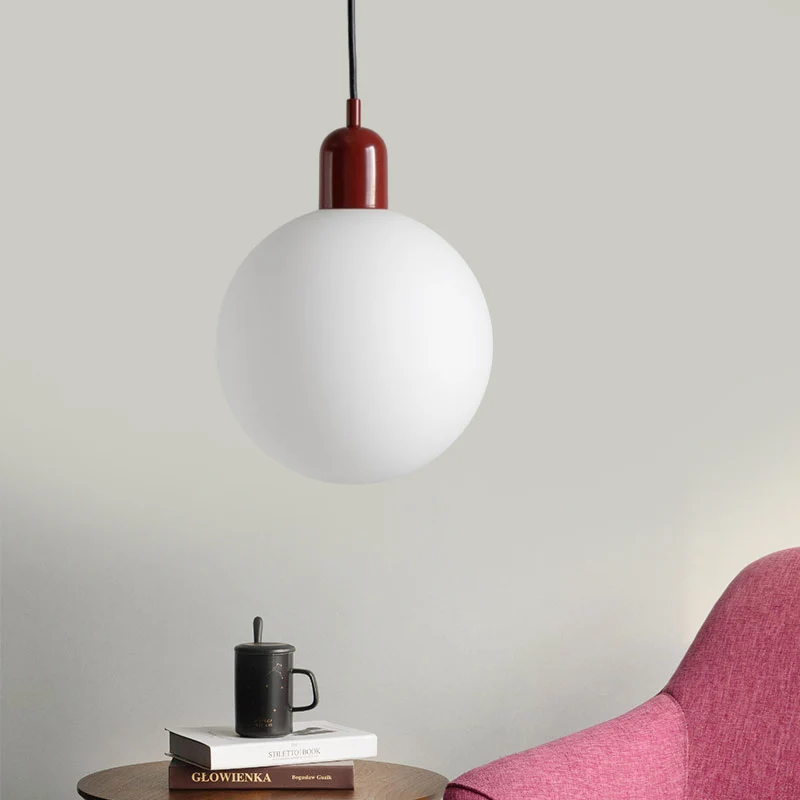 Eenvoudige bolvormige hangende plafondlamp van opaalglas met 1 lichtpunt en rood/wit/groene kap