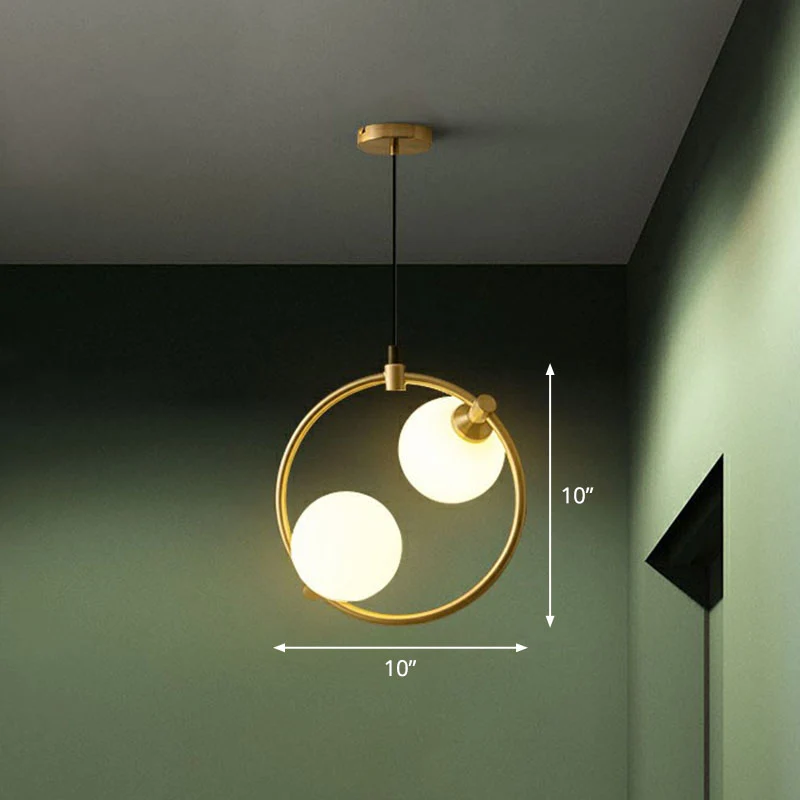 Eenvoudige stijl bolvormige kroonluchter opaalglas eetkamer plafondlamp met 2 lampen en ringdeco goud