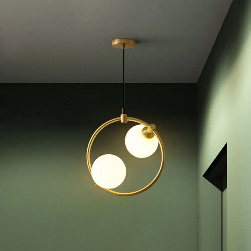 Eenvoudige stijl bolvormige kroonluchter opaalglas eetkamer plafondlamp met 2 lampen en ringdeco goud