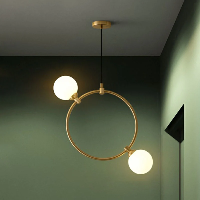 Eenvoudige stijl bolvormige kroonluchter opaalglas eetkamer plafondlamp met 2 lampen en ringdeco goud