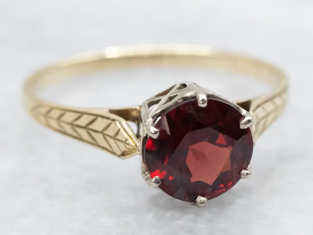 Etched Two Tone Goud Garnet Solitaire Ring