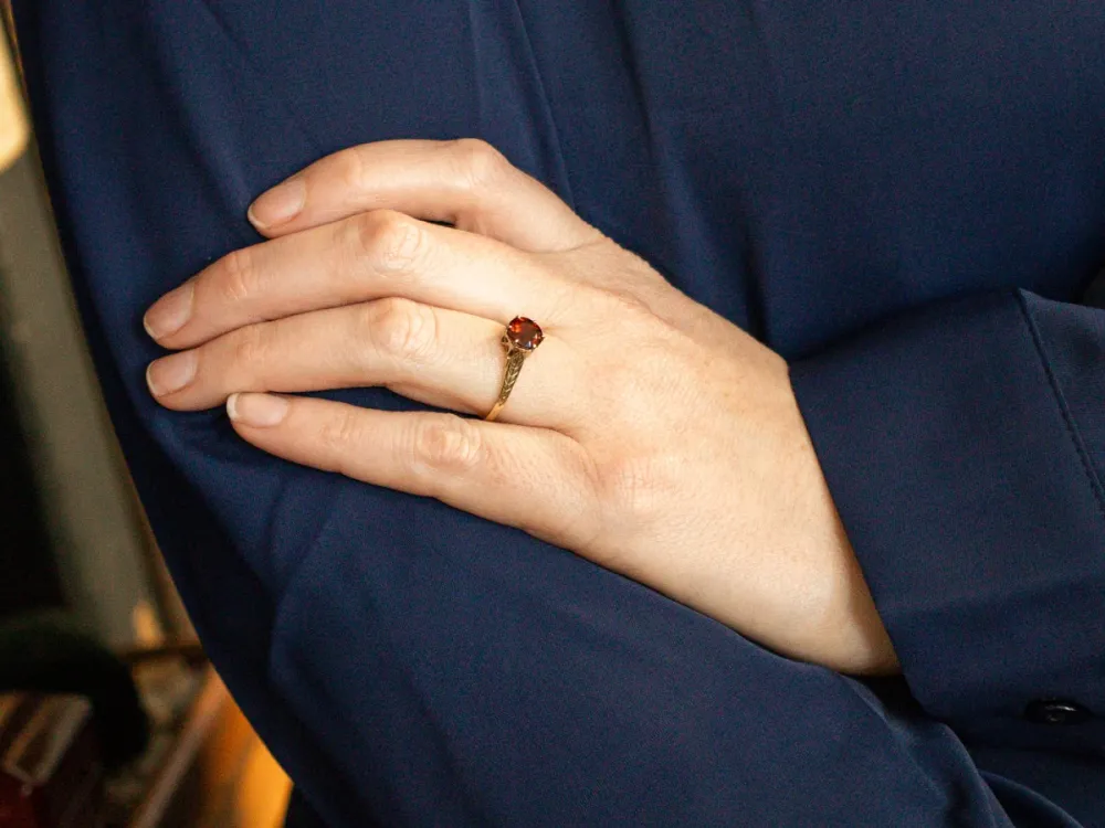 Etched Two Tone Goud Garnet Solitaire Ring