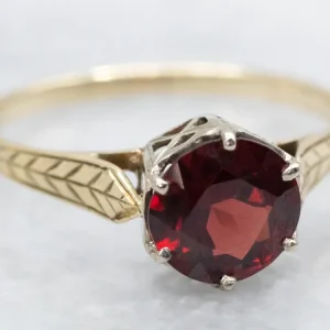 Etched Two Tone Goud Garnet Solitaire Ring