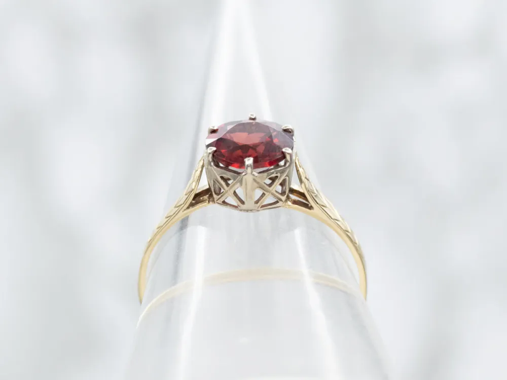 Etched Two Tone Goud Garnet Solitaire Ring