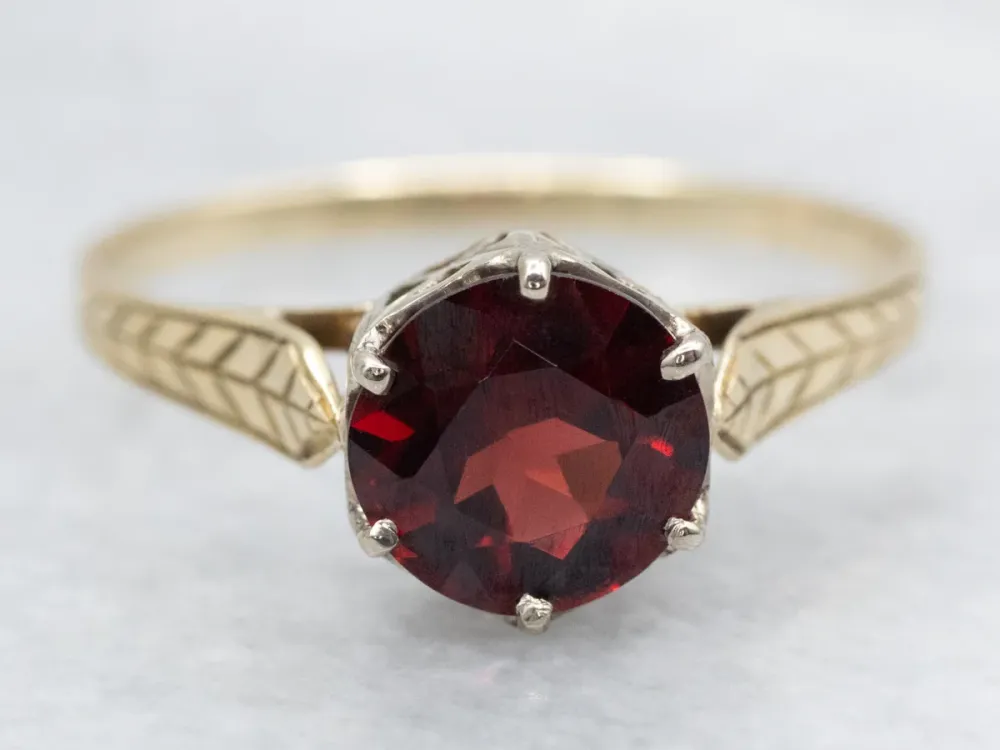 Etched Two Tone Goud Garnet Solitaire Ring