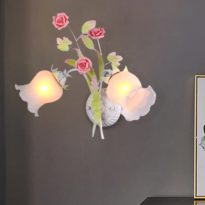 Floral Sconce Light Landelijk 2-lichts opaal glazen wandlamp met Bloom Deco groen/wit/roze