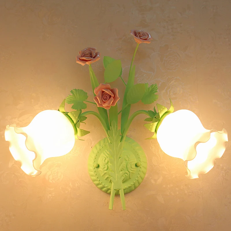 Floral Sconce Light Landelijk 2-lichts opaal glazen wandlamp met Bloom Deco groen/wit/roze