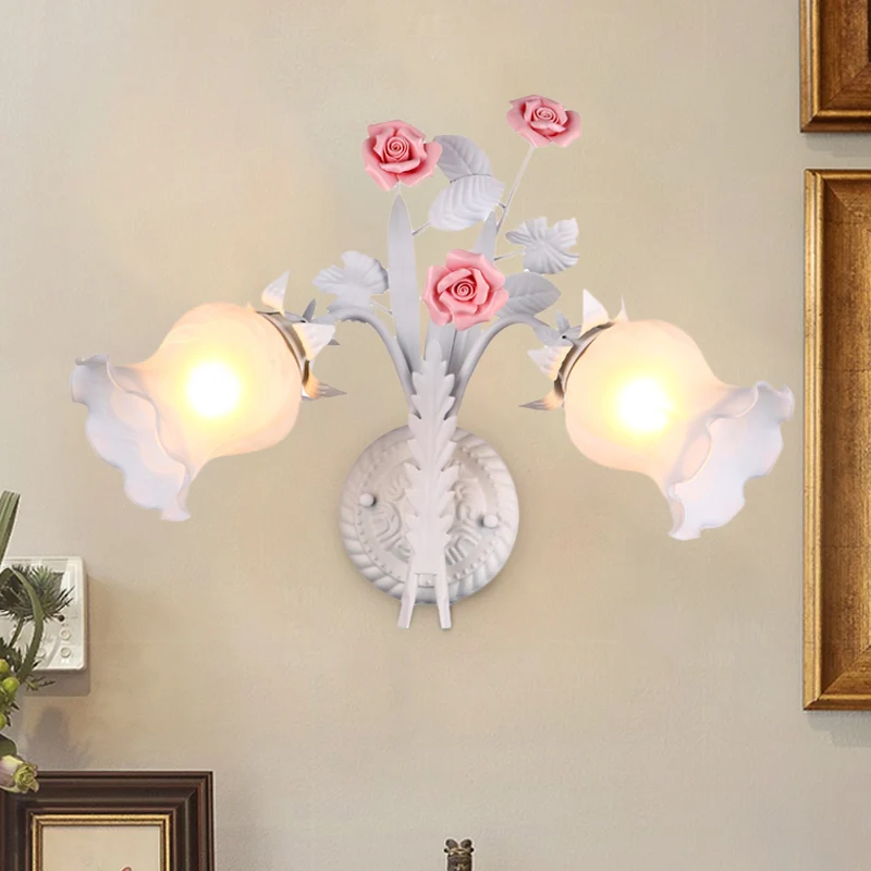 Floral Sconce Light Landelijk 2-lichts opaal glazen wandlamp met Bloom Deco groen/wit/roze