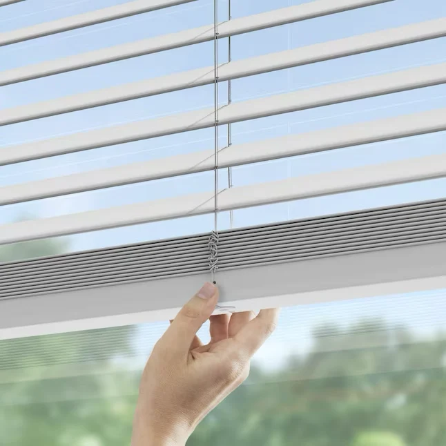 LEVOLOR Trim+Go 2- Slat Width 31- x 72- Batterij White Faux Wood Room Darkening Horizontal Blinds