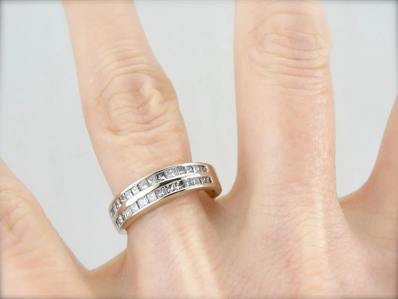 Nostalgisch Double Row Square Cut Diamond Wedding Band