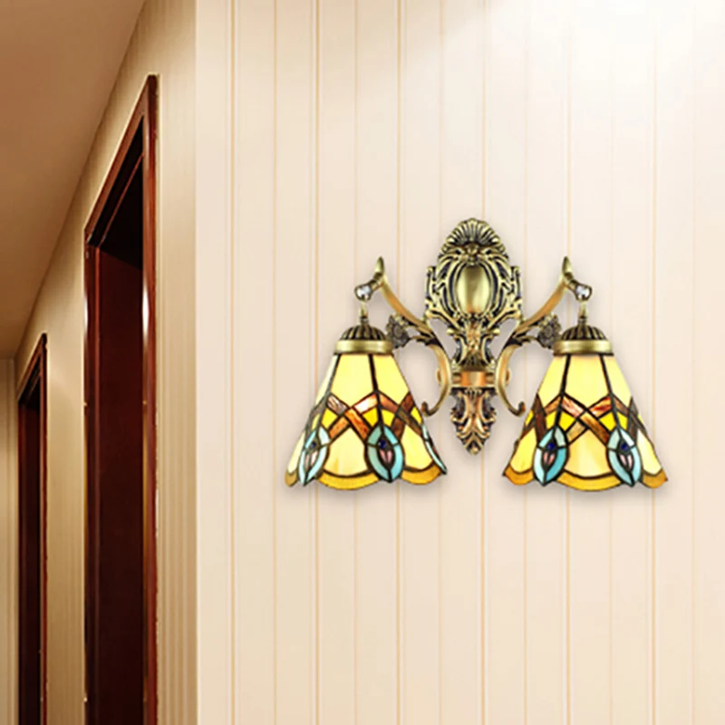 Rustieke Tiffany Sconce Lighting Glas--lood 2-lichts binnenwandverlichting verouderd messing