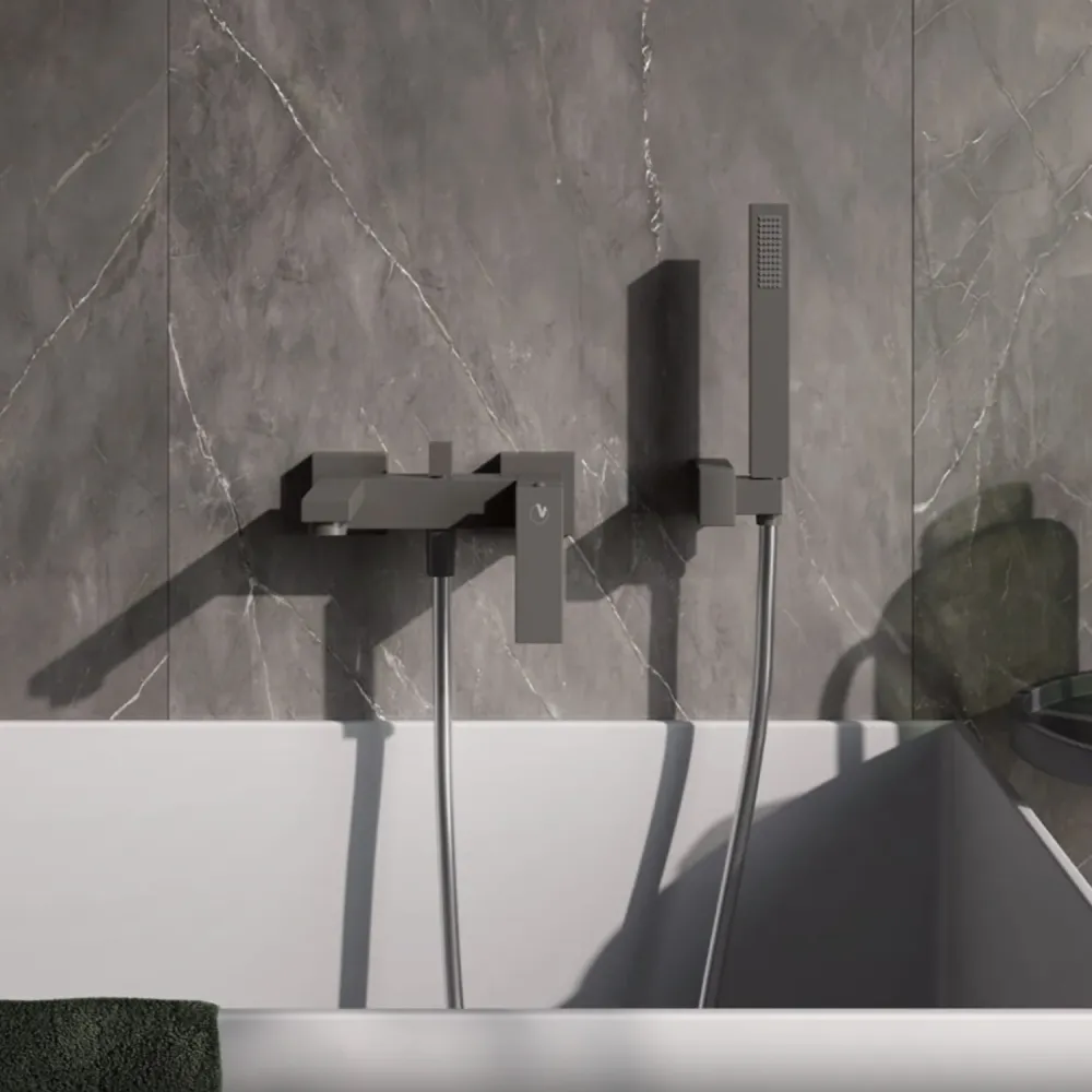 Single-lever mixer bathtub shower kit, eccentrics and rosettes RubiFlux Square Mud - Mud grauw
