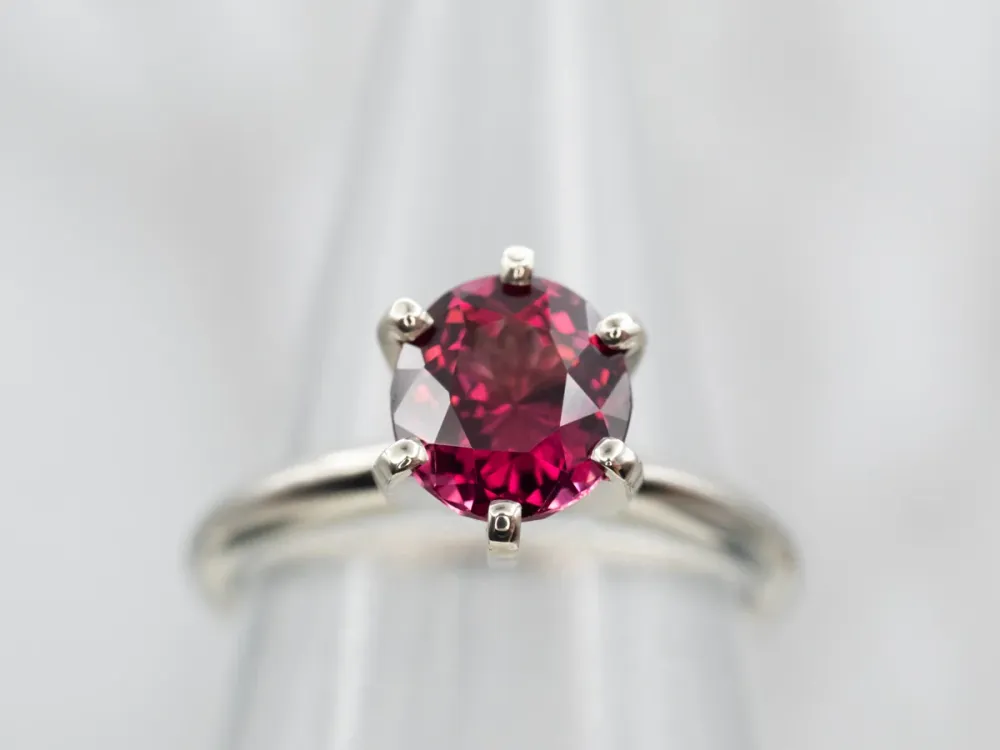 Sleek Two Tone Gouden Rhodolite Garnet Solitaire Ring