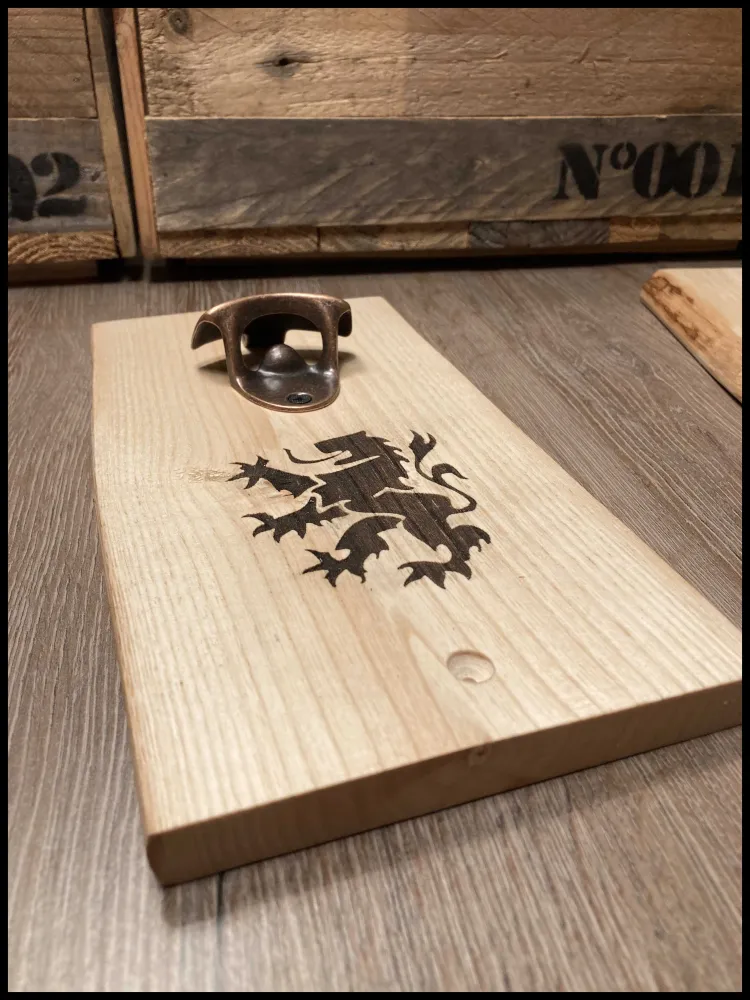 Aanpasbare handmatige flesopener van massief essenhout Atelier Xavier Leen