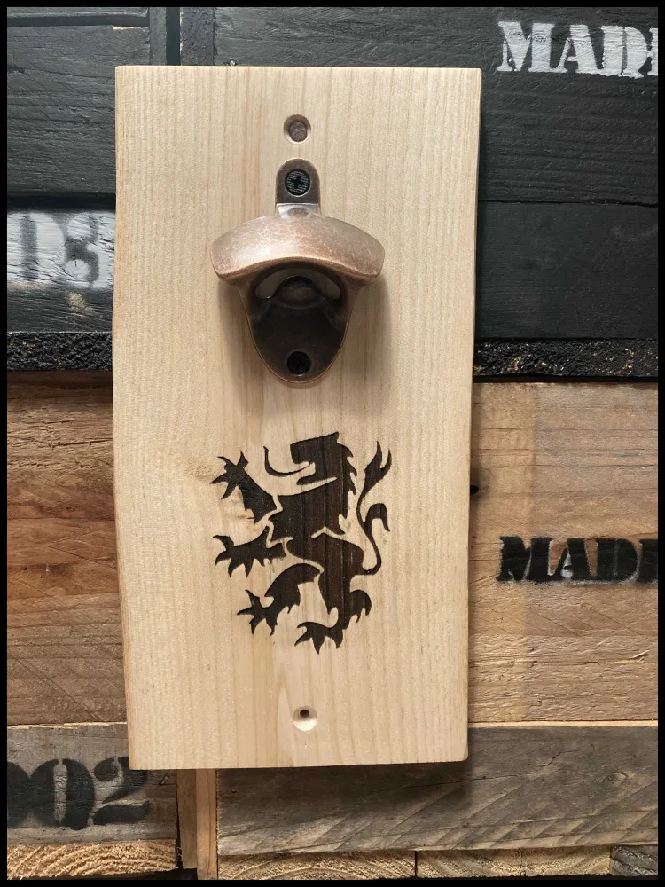 Aanpasbare handmatige flesopener van massief essenhout Atelier Xavier Leen