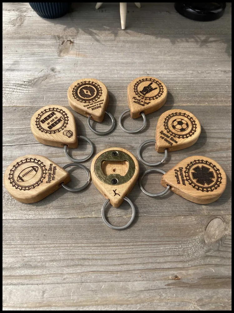 Aanpasbare sleutelhanger met handmatige flesopener van massief beukenhout Atelier Xavier Leen