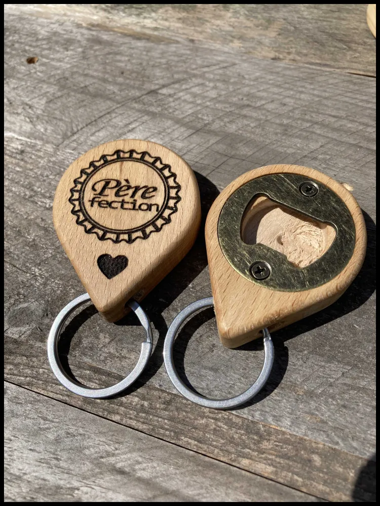 Aanpasbare sleutelhanger met handmatige flesopener van massief beukenhout Atelier Xavier Leen