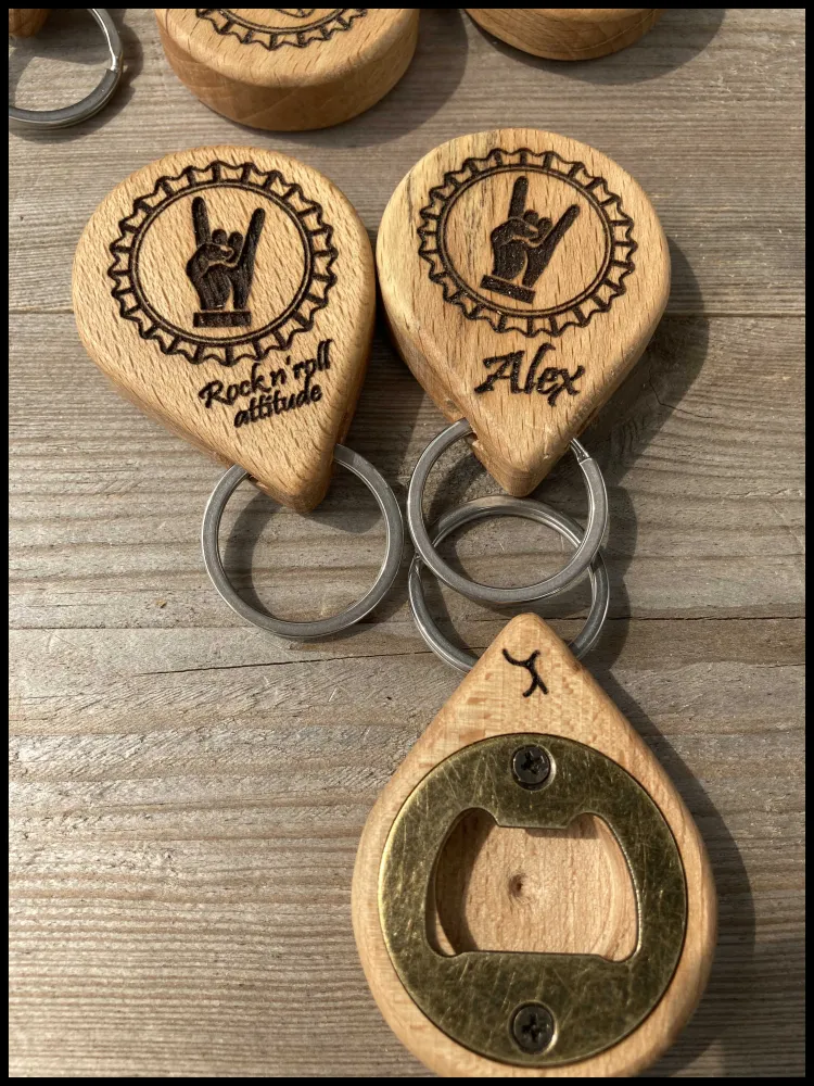 Aanpasbare sleutelhanger met handmatige flesopener van massief beukenhout Atelier Xavier Leen
