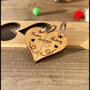 Charmante dubbele sleutelhanger van massief hout: personaliseerbare charmante harten Atelier Xavier Leen