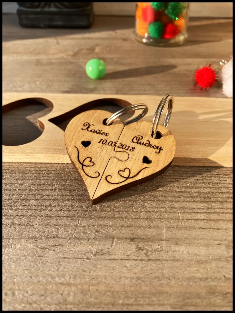 Charmante dubbele sleutelhanger van massief hout: personaliseerbare charmante harten Atelier Xavier Leen