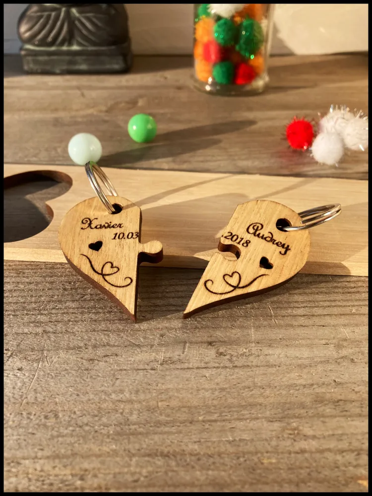 Charmante dubbele sleutelhanger van massief hout: personaliseerbare charmante harten Atelier Xavier Leen