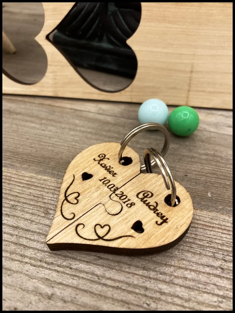Charmante dubbele sleutelhanger van massief hout: personaliseerbare charmante harten Atelier Xavier Leen