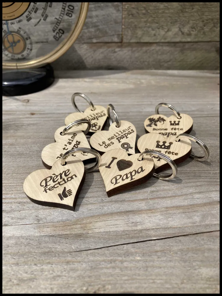 Charmante sleutelhanger van massief hout: hartjes met Moederdag-charme! Atelier Xavier Leen