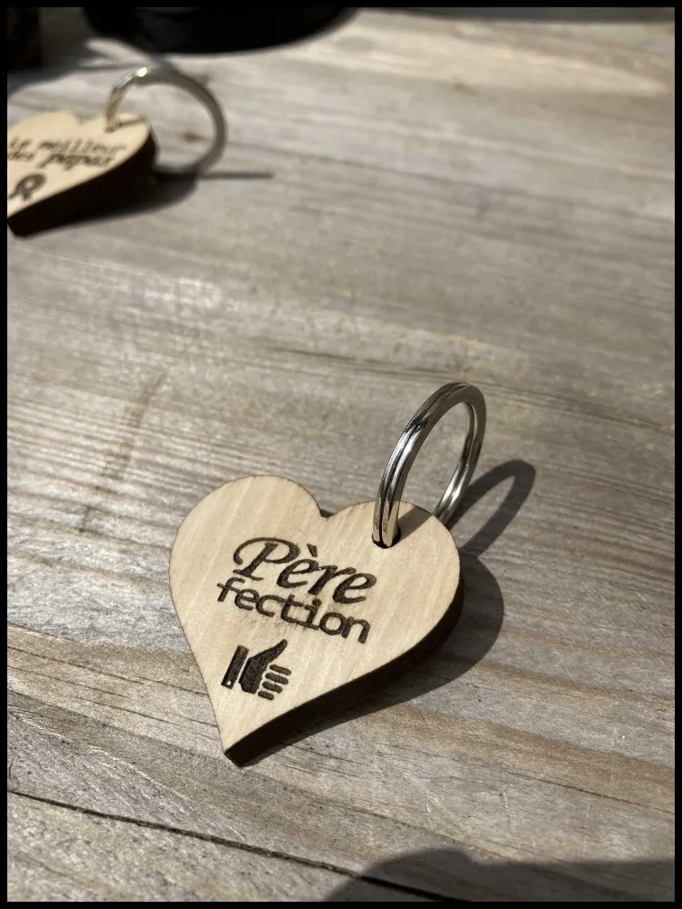 Charmante sleutelhanger van massief hout: hartjes met Moederdag-charme! Atelier Xavier Leen