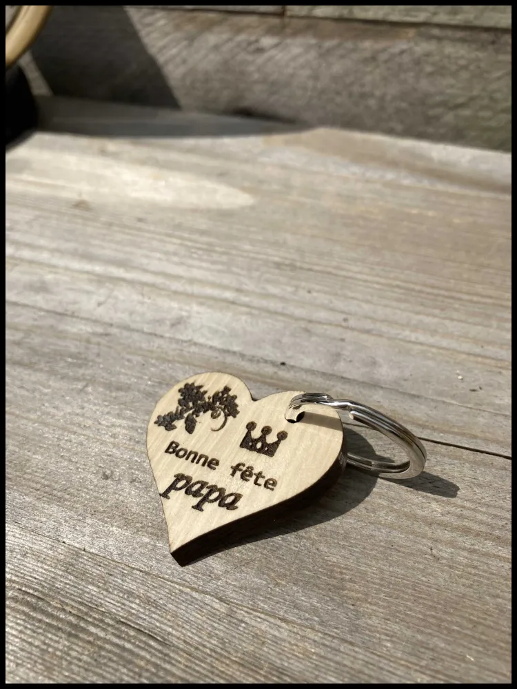 Charmante sleutelhanger van massief hout: hartjes met Moederdag-charme! Atelier Xavier Leen
