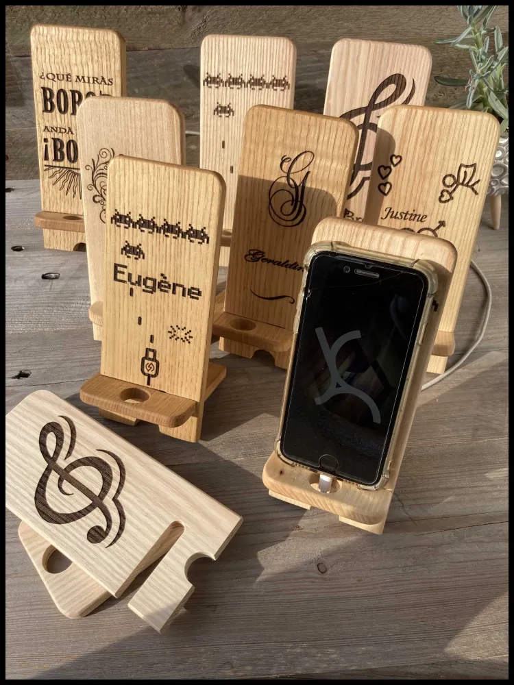 Demonteerbare telefoonhouder van aanpasbaar massief essenhout Atelier Xavier Leen