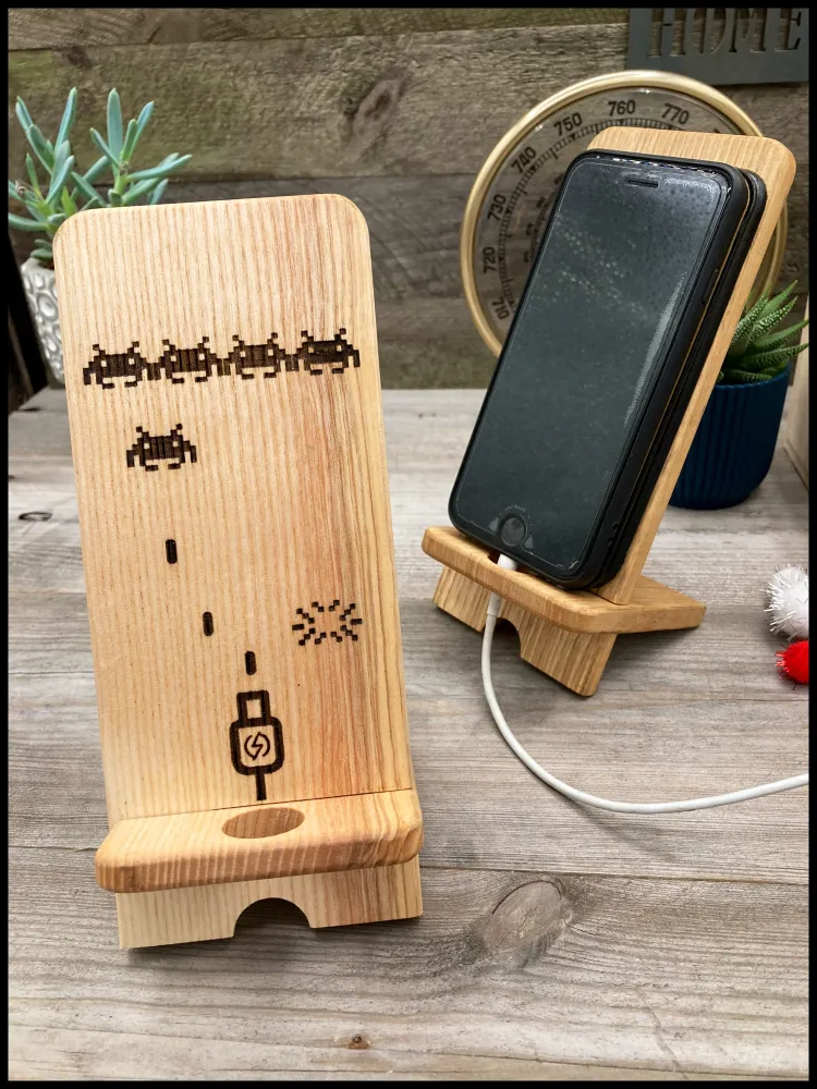 Demonteerbare telefoonhouder van aanpasbaar massief essenhout Atelier Xavier Leen