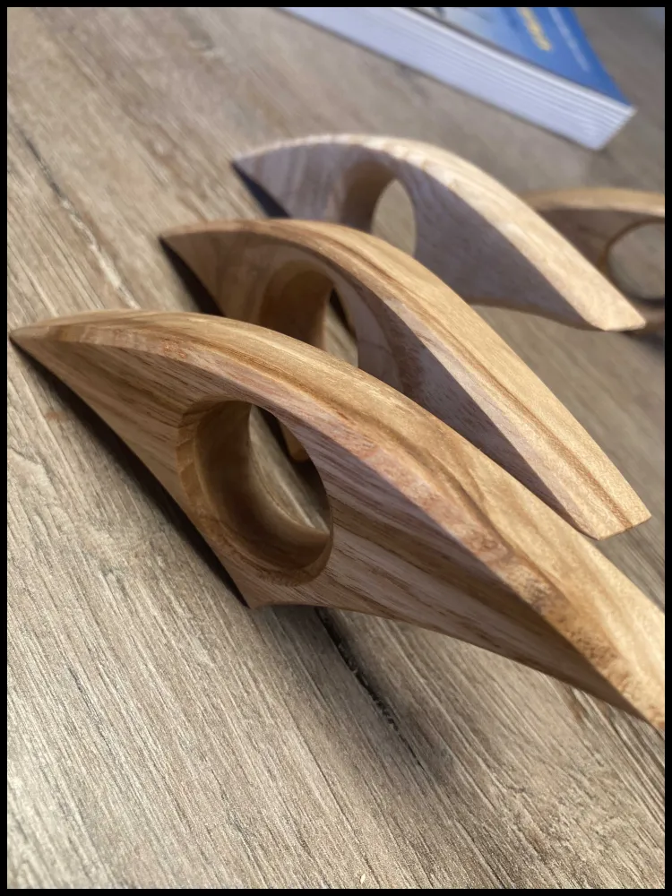 Essenhouten boekenlegger, maak uw keuze voor dit eenvoudige en rustgevende object! Atelier Xavier Leen
