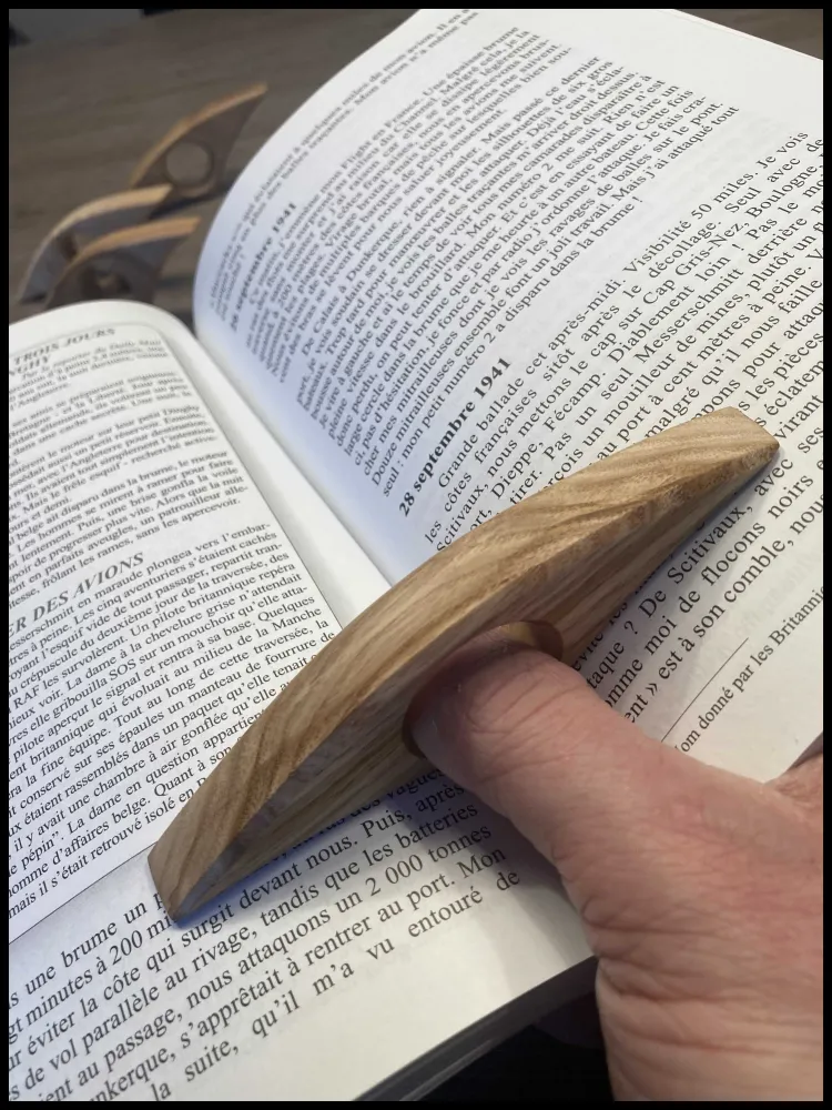Essenhouten boekenlegger, maak uw keuze voor dit eenvoudige en rustgevende object! Atelier Xavier Leen