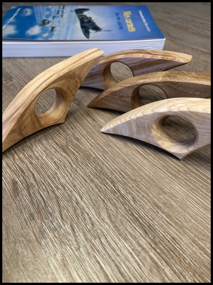 Essenhouten boekenlegger, maak uw keuze voor dit eenvoudige en rustgevende object! Atelier Xavier Leen