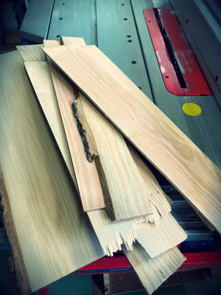 Essenhouten boekenlegger, maak uw keuze voor dit eenvoudige en rustgevende object! Atelier Xavier Leen