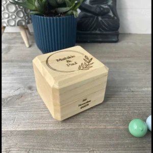 Gepersonaliseerde ringendoos van massief plataan-esdoornhout, met fluweel opgevuld Atelier Xavier Leen