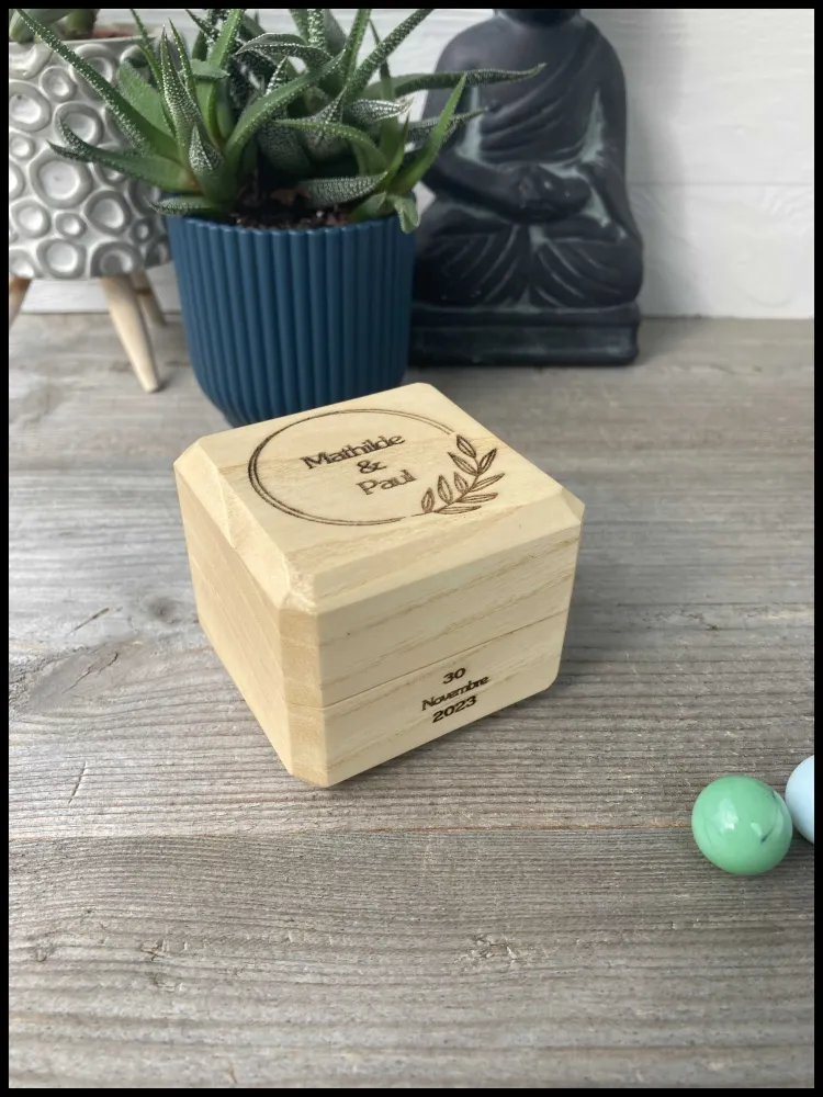 Gepersonaliseerde ringendoos van massief plataan-esdoornhout, met fluweel opgevuld Atelier Xavier Leen