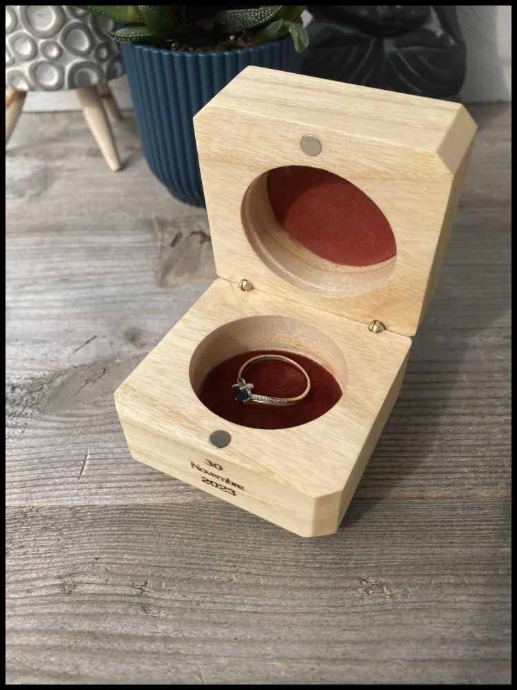 Gepersonaliseerde ringendoos van massief plataan-esdoornhout, met fluweel opgevuld Atelier Xavier Leen
