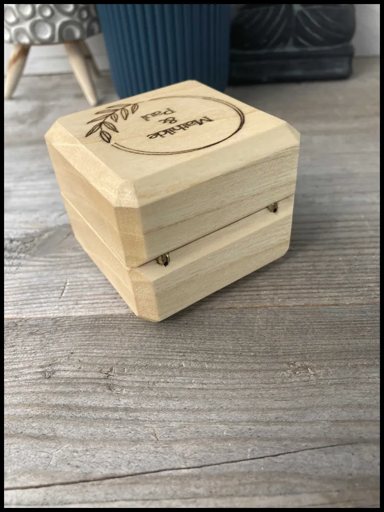 Gepersonaliseerde ringendoos van massief plataan-esdoornhout, met fluweel opgevuld Atelier Xavier Leen