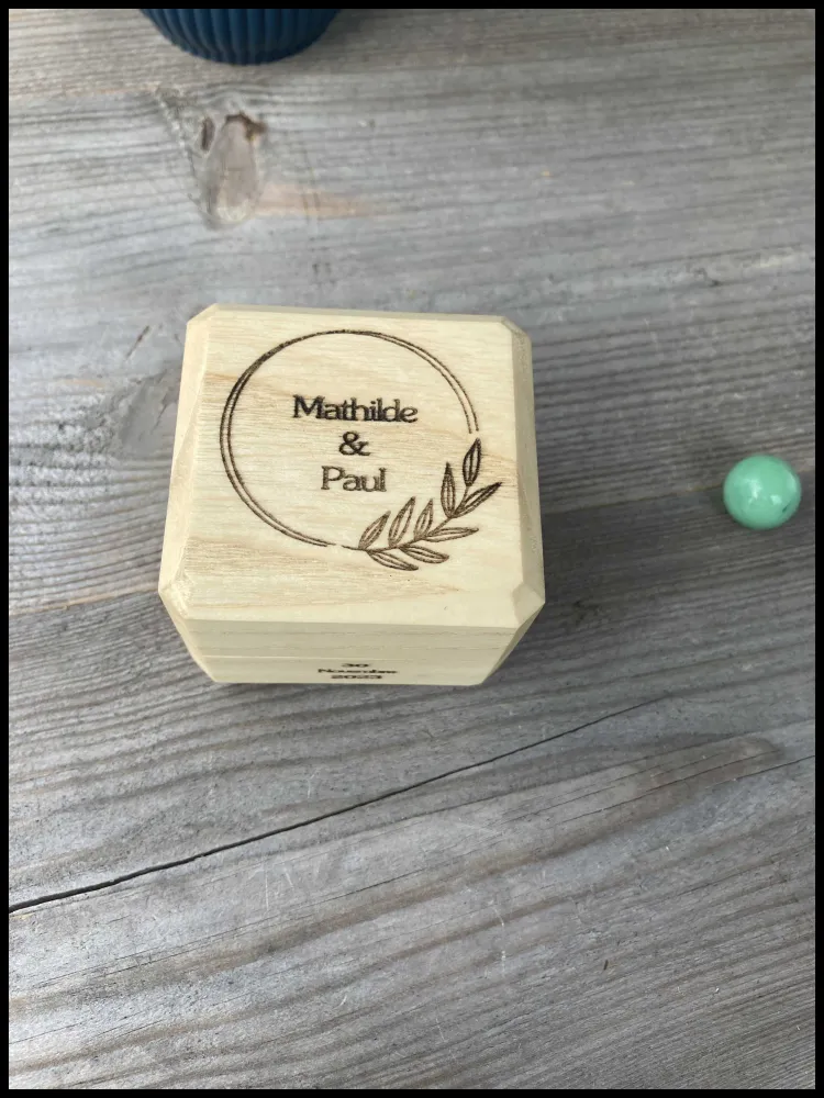 Gepersonaliseerde ringendoos van massief plataan-esdoornhout, met fluweel opgevuld Atelier Xavier Leen