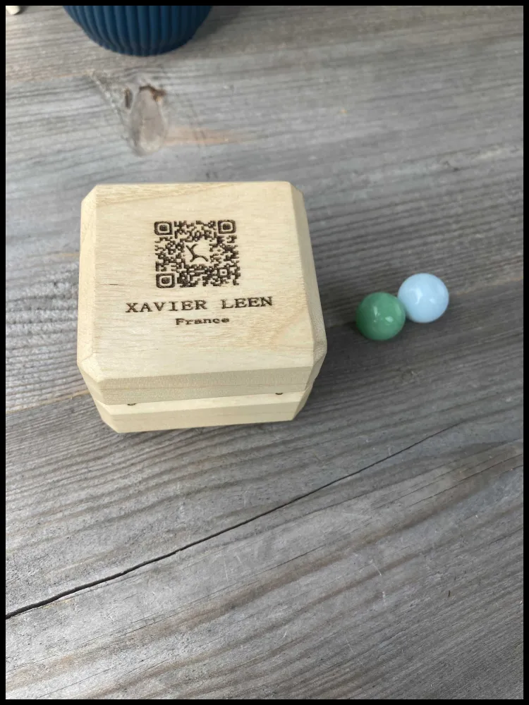 Gepersonaliseerde ringendoos van massief plataan-esdoornhout, met fluweel opgevuld Atelier Xavier Leen